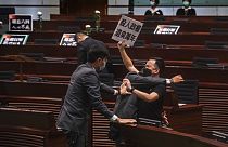 Hong Kong Meclisi'nde Pekin yanlısı yönetime karşı çıkan muhalif milletvekili Chan Chi-chuen, "Katil rejim 10 bin yıldır korkuyor" yazılı döviz taşıdı