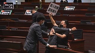 Hong Kong Meclisi'nde Pekin yanlısı yönetime karşı çıkan muhalif milletvekili Chan Chi-chuen, "Katil rejim 10 bin yıldır korkuyor" yazılı döviz taşıdı