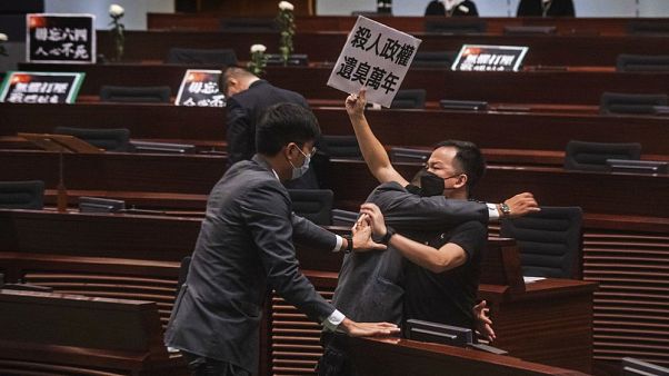Hong Kong Meclisi'nde Pekin yanlısı yönetime karşı çıkan muhalif milletvekili Chan Chi-chuen, "Katil rejim 10 bin yıldır korkuyor" yazılı döviz taşıdı Hong Kong Meclisi'nde Pekin yanlısı yönetime karşı çıkan muhalif milletvekili Chan Chi-chuen, "Katil rejim 10 bin yıldır korkuyor" yazılı döviz taşıdı