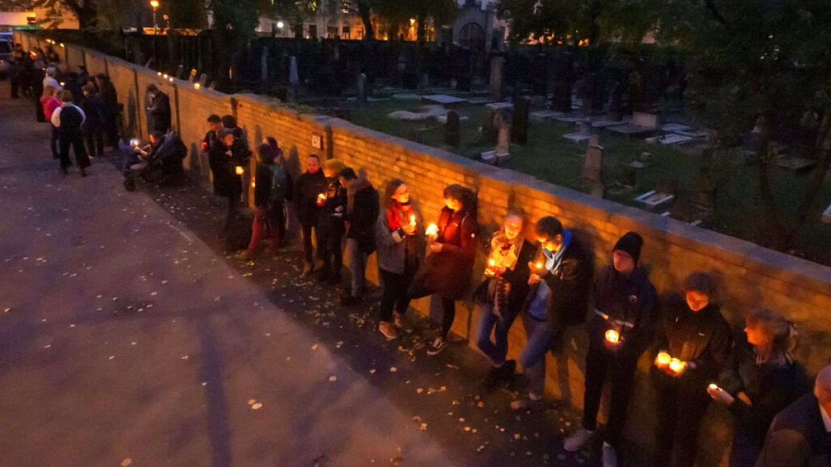 Während der Sabbatfeierlichkeiten in Halle stellen sich die Menschen in einer Menschenkette um die jüdische Synagoge und den Friedhof auf. 11. Oktober 2019