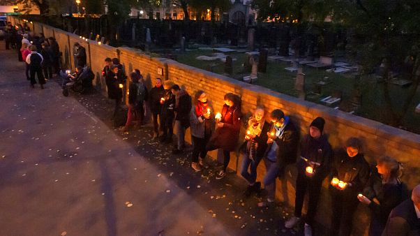 Während der Sabbatfeierlichkeiten in Halle stellen sich die Menschen in einer Menschenkette um die jüdische Synagoge und den Friedhof auf. 11. Oktober 2019 Während der Sabbatfeierlichkeiten in Halle stellen sich die Menschen in einer Menschenkette um die jüdische Synagoge und den Friedhof auf. 11. Oktober 2019