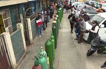 Decenas de personas hacen cola para comprar botellas de oxígeno en Callao