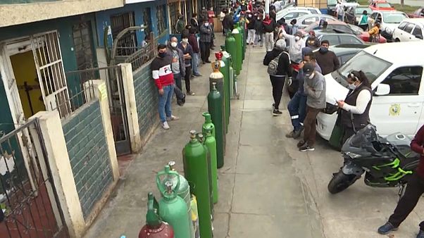 Decenas de personas hacen cola para comprar botellas de oxígeno en Callao Decenas de personas hacen cola para comprar botellas de oxígeno en Callao