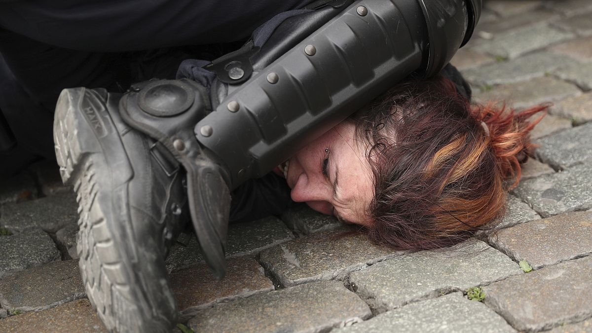 In questa foto, scattata il 26 maggio 2019, l'arresto di una donna durante una protesta dei gilet gialli a Bruxelles. 
