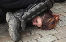In questa foto, scattata il 26 maggio 2019, l'arresto di una donna durante una protesta dei gilet gialli a Bruxelles.