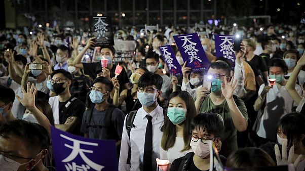 Hong Konglular Tiananmen kurbanlarını anmak için toplandı Hong Konglular Tiananmen kurbanlarını anmak için toplandı