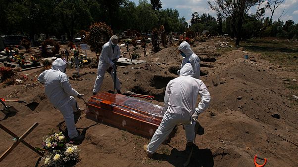 Vítima da Covid-19 é sepultada no México Vítima da Covid-19 é sepultada no México