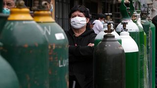 Des péruviens font la queue pour acheter de l'oxygène pour leurs proches malades, Callao le 03 juin 2020