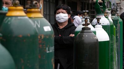 Des péruviens font la queue pour acheter de l'oxygène pour leurs proches malades, Callao le 03 juin 2020