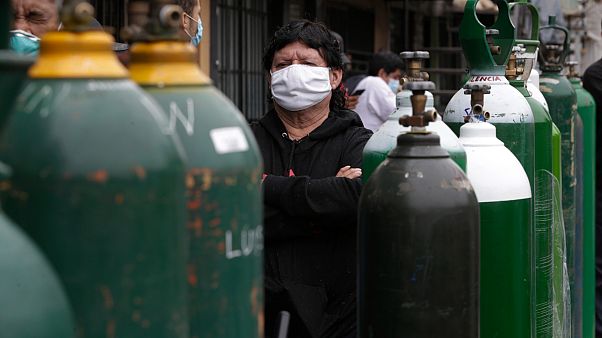 Des péruviens font la queue pour acheter de l'oxygène pour leurs proches malades, Callao le 03 juin 2020 Des péruviens font la queue pour acheter de l'oxygène pour leurs proches malades, Callao le 03 juin 2020