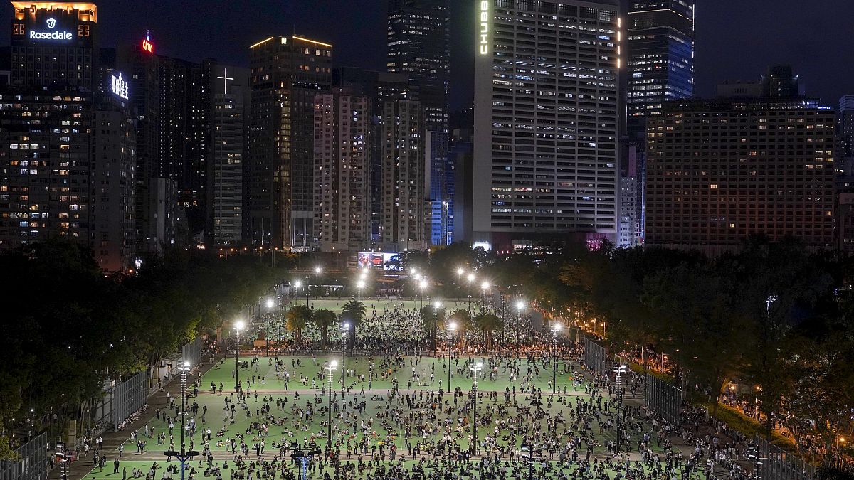 يتحضر البعض في هونغ كونغ للاحتفال بذكرى مجزرة ساحة تيانانمن رغم عدم الحصول على ترخيص رسمي يتيح ذلك 