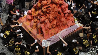 شاهد: متظاهرون يحيون ذكرى أحداث تيانانمن في هونغ كونغ أمام "عمود العار"