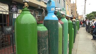 Sauerstoffflaschen für die Bevölkerung in Lima, Peru