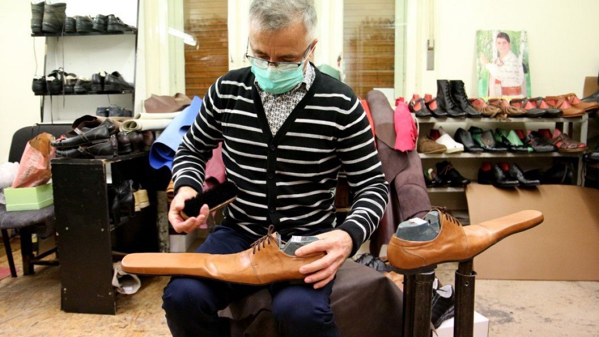 ... mit einer laaaangen Spitze: Können diese Schuhe vor dem Coronavirus schützen?