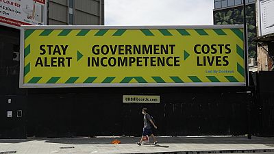 Un cartel parodia en Londres el mensaje de advertencia del Gobierno británico 