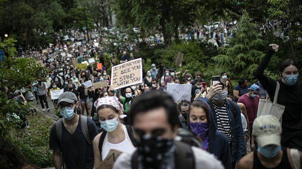 ABD'nin New York kentindeki Carl Schurz Park'ında ırkçılık karşıtı gösteri ABD'nin New York kentindeki Carl Schurz Park'ında ırkçılık karşıtı gösteri
