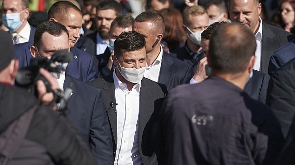 Президент Зеленский выпил кофе и готов заплатить штраф за нарушение правил Президент Зеленский выпил кофе и готов заплатить штраф за нарушение правил
