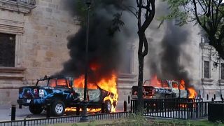 Varios vehículos oficiales ardieron durante las protestas