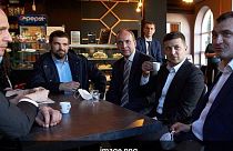 ولودیمیر زلنسکی در کافه‌ همراه با سر دفتر و معاونش، ۳ ژوئن ۲۰۲۰