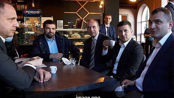 ولودیمیر زلنسکی در کافه همراه با سر دفتر و معاونش، ۳ ژوئن ۲۰۲۰ ولودیمیر زلنسکی در کافه همراه با سر دفتر و معاونش، ۳ ژوئن ۲۰۲۰