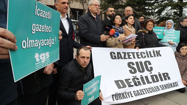 "Gazetecilik suç değildir" yazılı pankart "Gazetecilik suç değildir" yazılı pankart