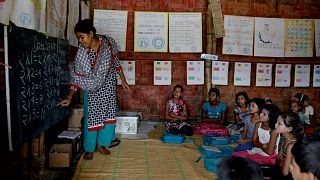 Bangladeş'te Rohingyalı çocuklar eğitim alıyor
