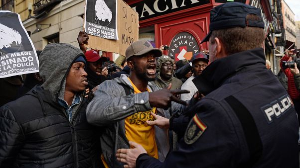 Un momento di protesta per la morte del venditore ambulante Mame Mbaye a Madrid nel 2018. Senegalese, era arrivato in Spagna con un barcone 12 anni prima. Un momento di protesta per la morte del venditore ambulante Mame Mbaye a Madrid nel 2018. Senegalese, era arrivato in Spagna con un barcone 12 anni prima.
