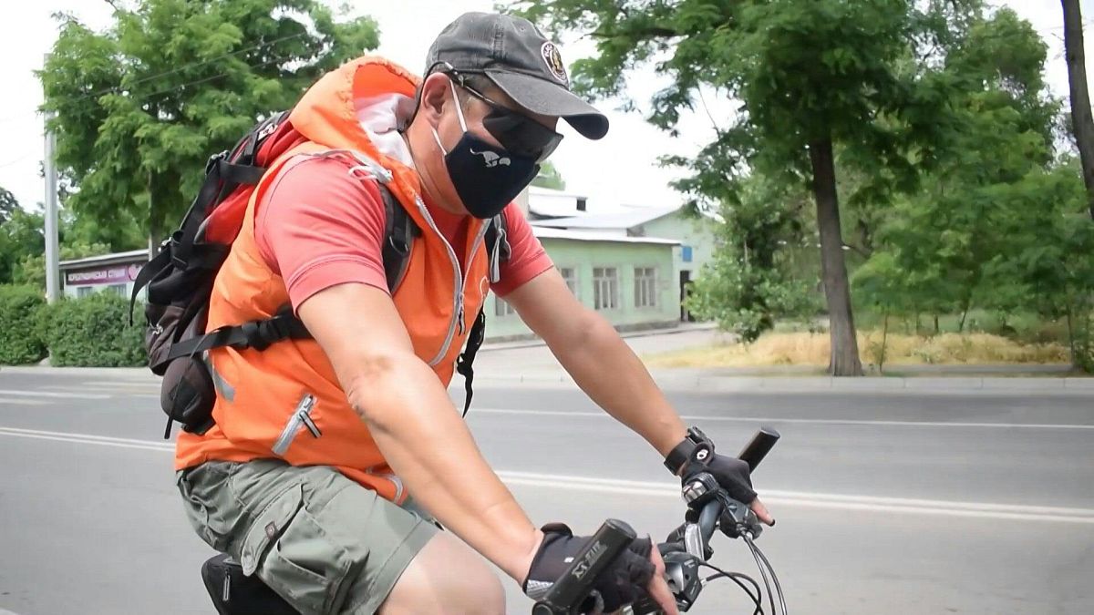 متطوعون على دراجاتهم الهوائية يسلمون مرضى السكري في بشكيك أدويتهم 