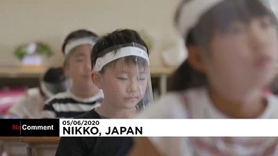 Ιαπωνία: Με ασπίδες προσώπου οι μαθητές στα σχολεία