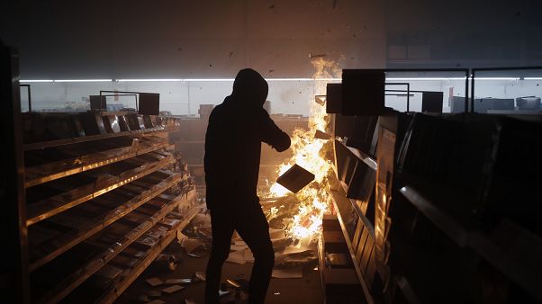 Участник погромов в одном из магазинов Миннеаполиса 29 мая 2020 Участник погромов в одном из магазинов Миннеаполиса 29 мая 2020