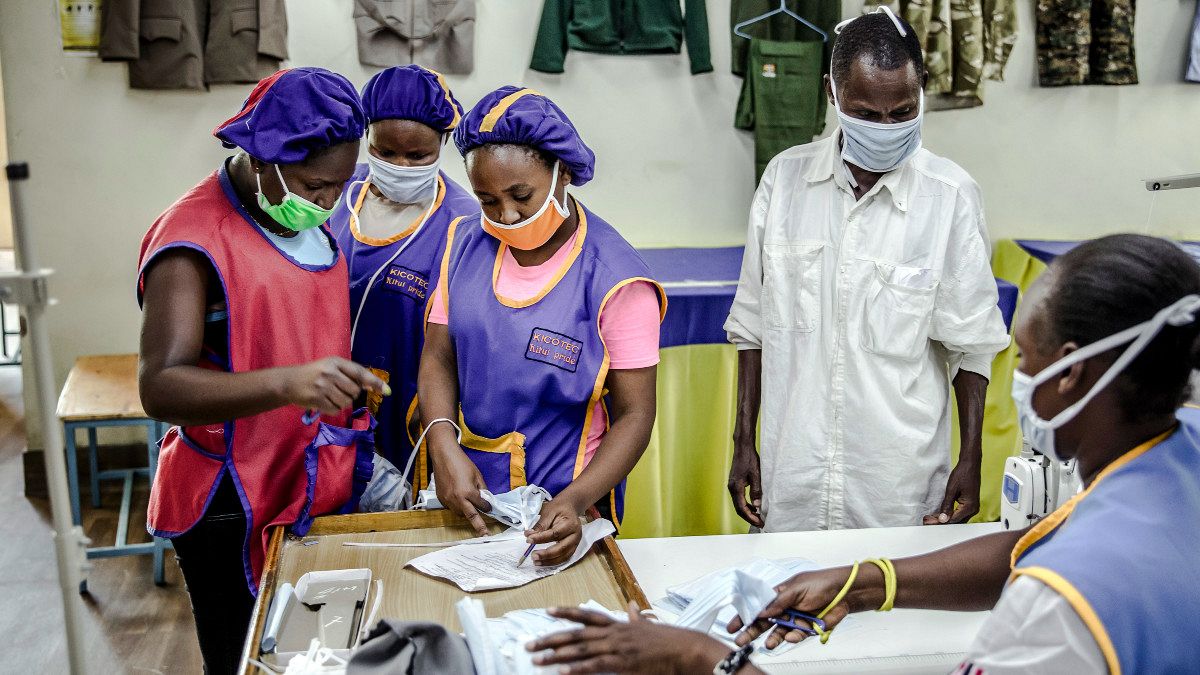 Trabalhadores verificaram a produção numa fábrica de Kitui, Quénia