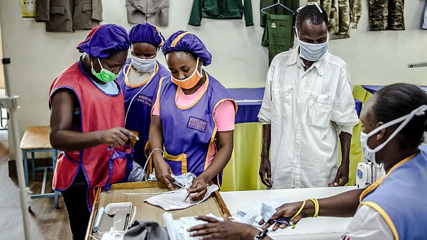 Trabalhadores verificaram a produção numa fábrica de Kitui, Quénia Trabalhadores verificaram a produção numa fábrica de Kitui, Quénia