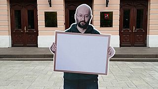 В понедельник на улицах Москвы появились картонные фигурки Ильи Азара