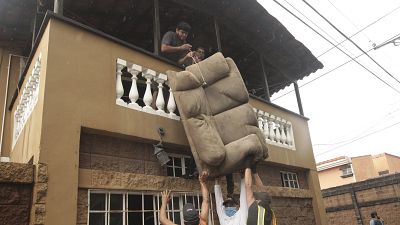 Жители Сальвадора спасают мебель из затопленного дома