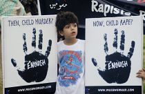 Pakistan'da çocuk istismarına karşı düzenlenen bir gösteriye katılan çocuk (arşiv)
