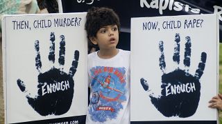 Pakistan'da çocuk istismarına karşı düzenlenen bir gösteriye katılan çocuk (arşiv)