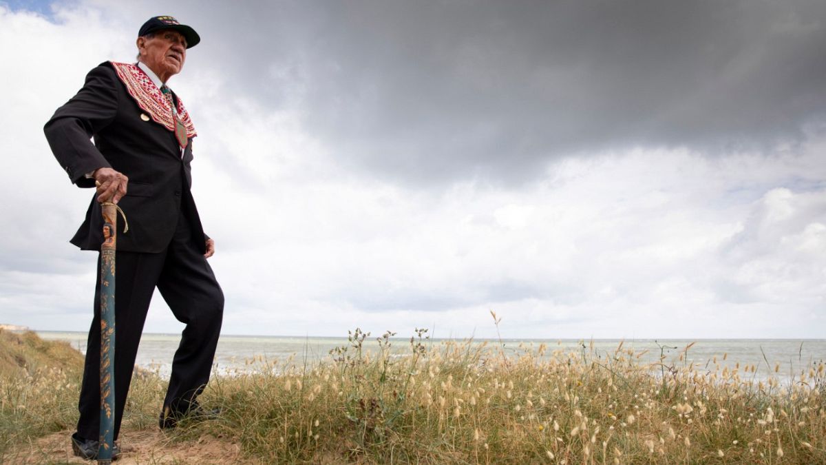 Il veterano Charles Norman Shay posa sulla duna che si affaccia su Omaha Beach. Francia