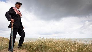 Il veterano Charles Norman Shay posa sulla duna che si affaccia su Omaha Beach. Francia