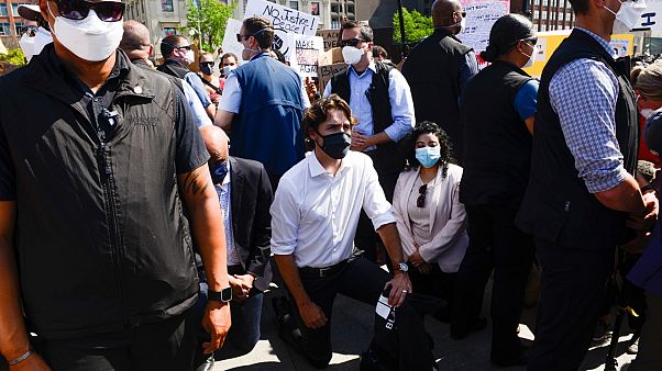 Kanada Başbakanı Justin Trudeau, Floyd için düzenlenen törende diz çöktü Kanada Başbakanı Justin Trudeau, Floyd için düzenlenen törende diz çöktü