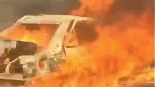 İran'ın Yezd kentinde, İran güvenlik güçlerinin açtığı ateş sonucu alev alan araçtaki 3 Afgan yanarak can verdi
