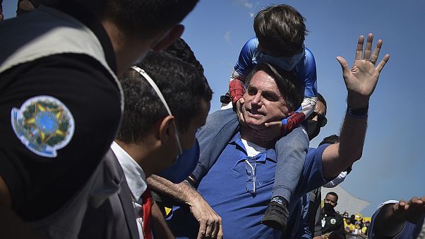 Başkanlık sarayı önündeki selamlayan Brezilya Devlet Başkanı Jair Bolsonaro, 31 Mayıs 2020 Başkanlık sarayı önündeki selamlayan Brezilya Devlet Başkanı Jair Bolsonaro, 31 Mayıs 2020