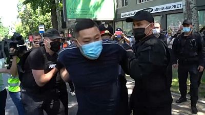 Ellenzéki tüntetőket vitt el a rendőrség Kazahsztánban