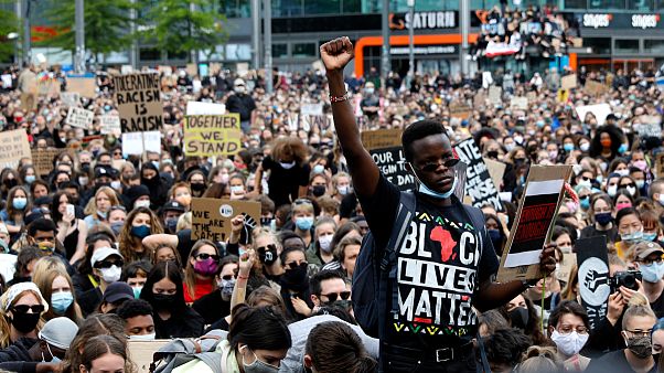 Milhares de pessoas juntas em Berlim, na Alemanha, contra o racismo Milhares de pessoas juntas em Berlim, na Alemanha, contra o racismo