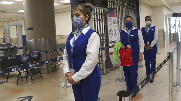 Sosyal mesafe kuralına uyan havaalanı çalışanları. Sosyal mesafe kuralına uyan havaalanı çalışanları.