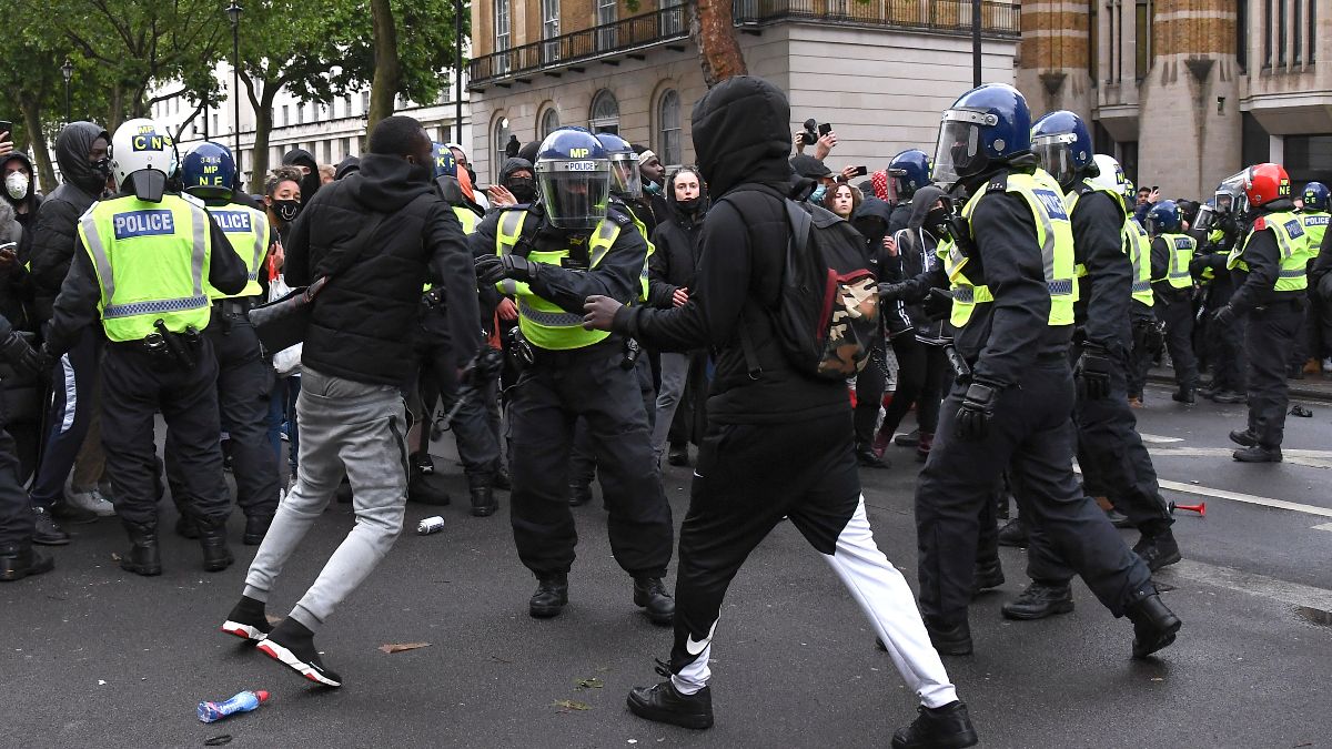 Polícia britânica envolve-se em confrontos com manifestantes em Londres