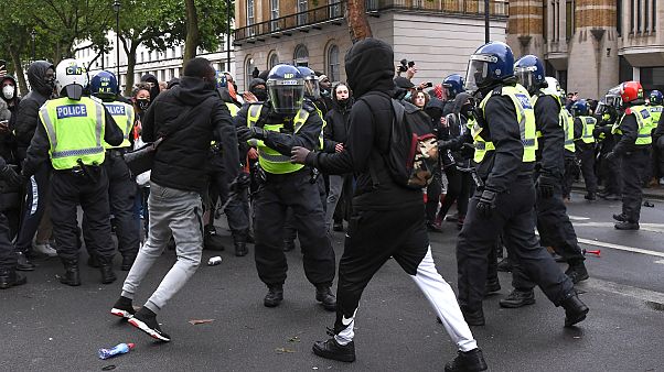 Polícia britânica envolve-se em confrontos com manifestantes em Londres Polícia britânica envolve-se em confrontos com manifestantes em Londres