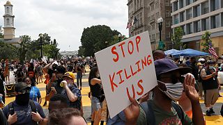 Kniefall und BLM-Rufe: Rassismus-Aufschrei geht durch die USA