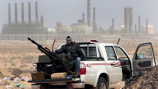 آلية تابعة لأحد الفصائل المسلحة بالقرب من مصفاة نفطية في ليبيا