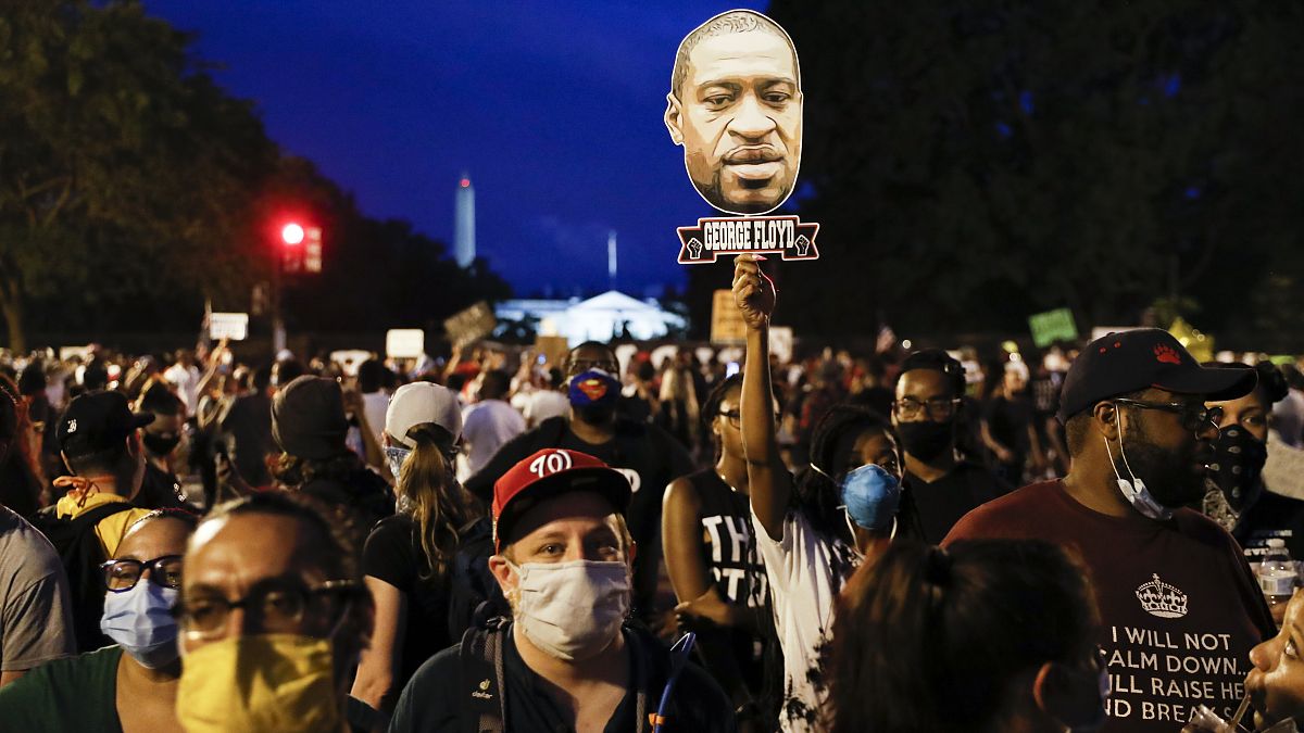 Жители США вышли на мирные акции протеста против расизма