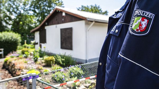 Almanya'nın Münster şehrinde küçük çocuklara cinsel istismar suçu işlenilen eve polis baskın düzenledi. Almanya'nın Münster şehrinde küçük çocuklara cinsel istismar suçu işlenilen eve polis baskın düzenledi.